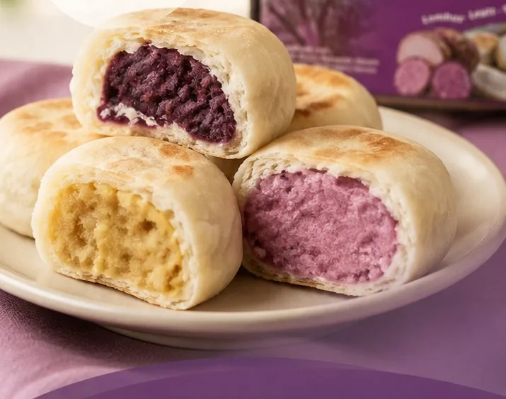 Bakpia talas dibelah memperlihatkan isian talas ungu, kuning, dan pink