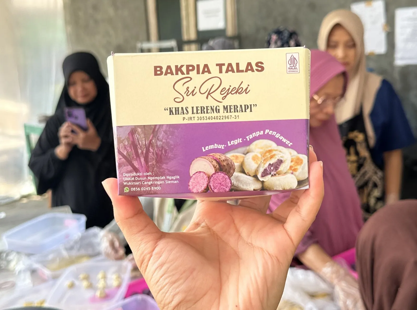 Box Bakpia Talas Sri Rejeki ditunjukkan di sebuah bazar