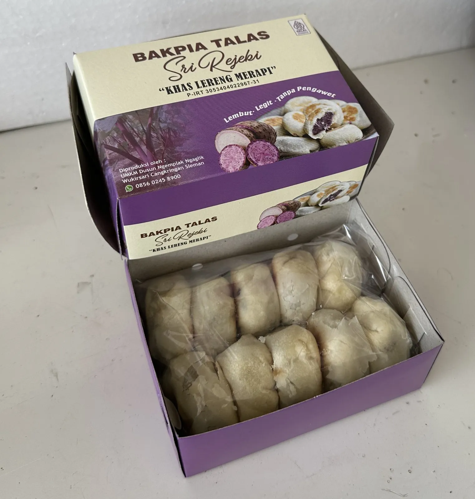 Box Bakpia Talas Sri Rejeki terbuka memperlihatkan sepuluh bakpia tersusun