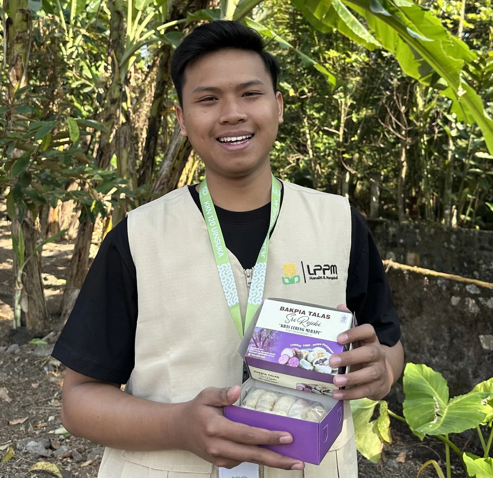 Penjual Bakpia Talas Sri Rejeki membawa box di kebun dekat lereng Merapi